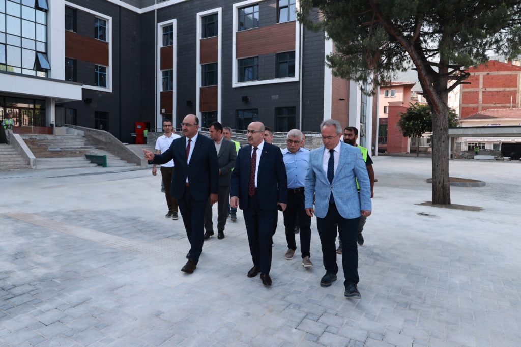 Vali Demirtaş, Demirtaşpaşa Anadolu Lisesi’nde incelemelerde bulundu