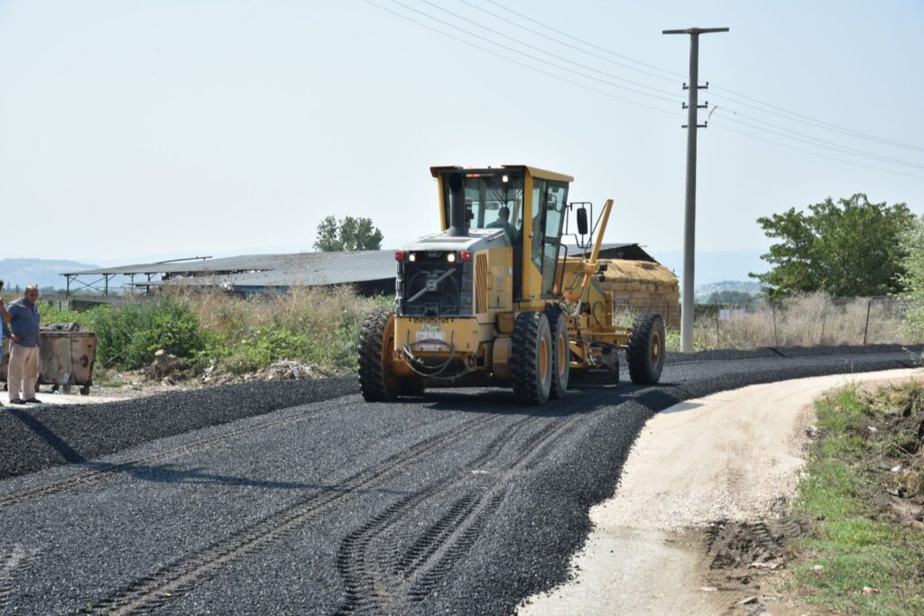 Mustafakemalpaşa’da asfaltlama çalışmaları sürüyor