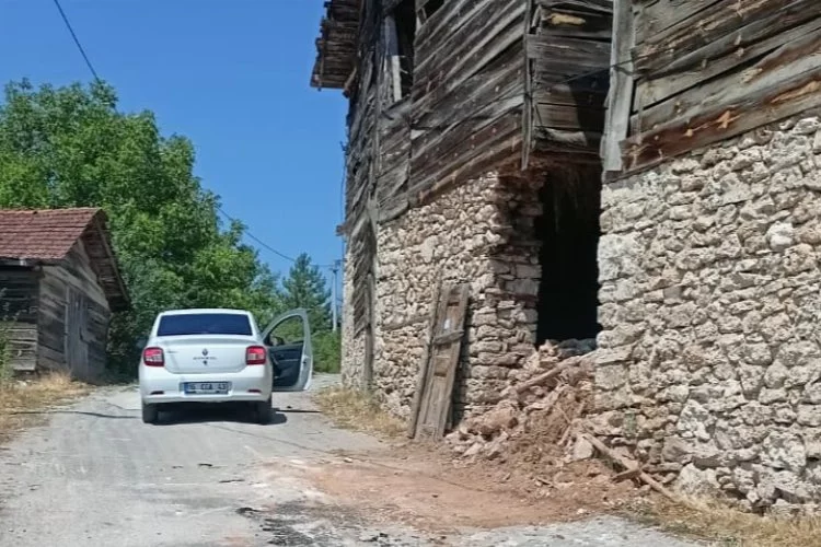 Keles’te sel samanlıkları yıktı