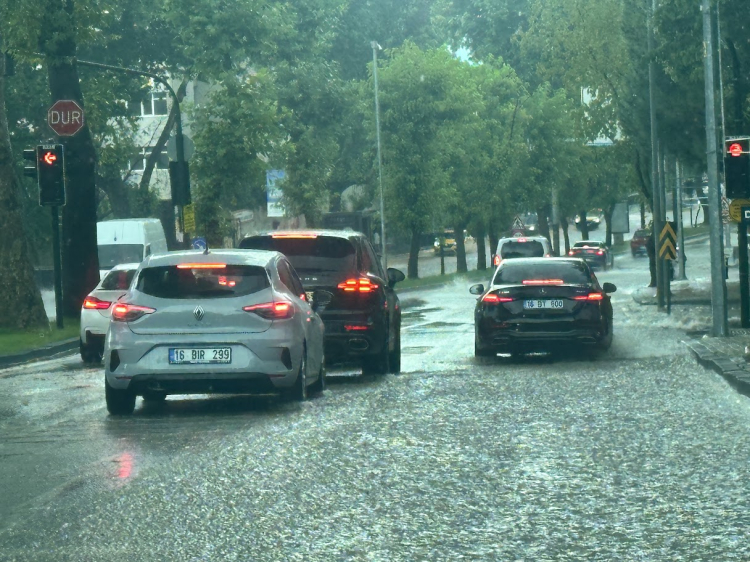 Bursa şiddetli sağanak yağışın etkisi altında
