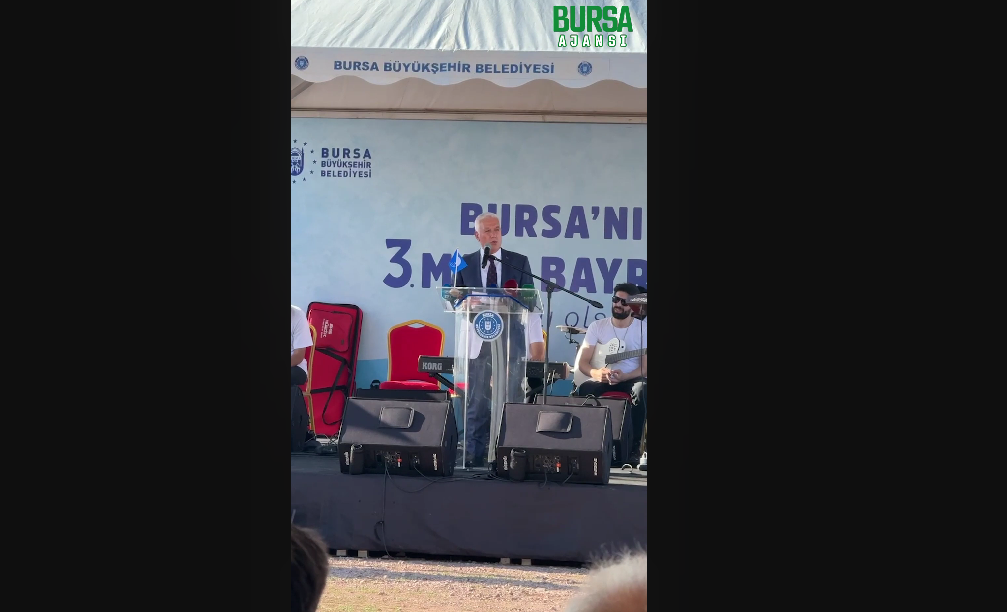 Mavi bayrak göklerde
