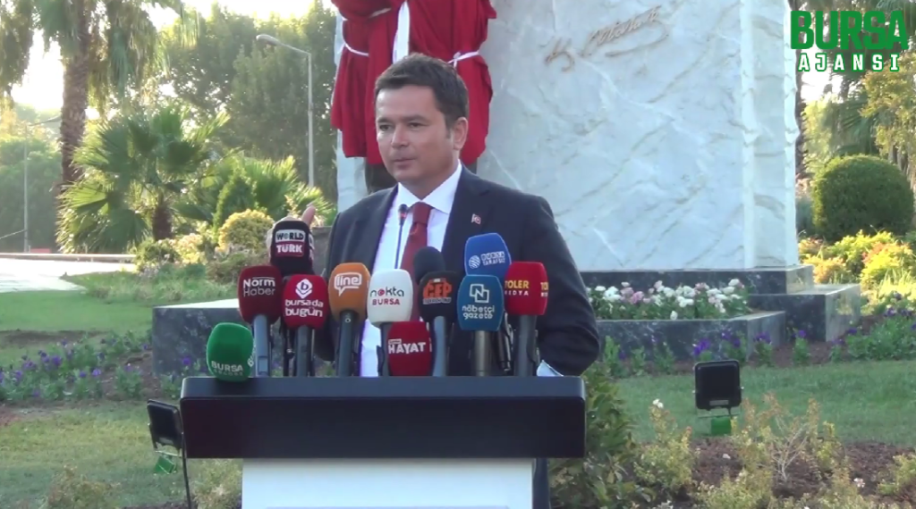 Osmangazi Belediyesi Zafer Bayramı’nı Atatürk Anıtı ile taçlandırdı