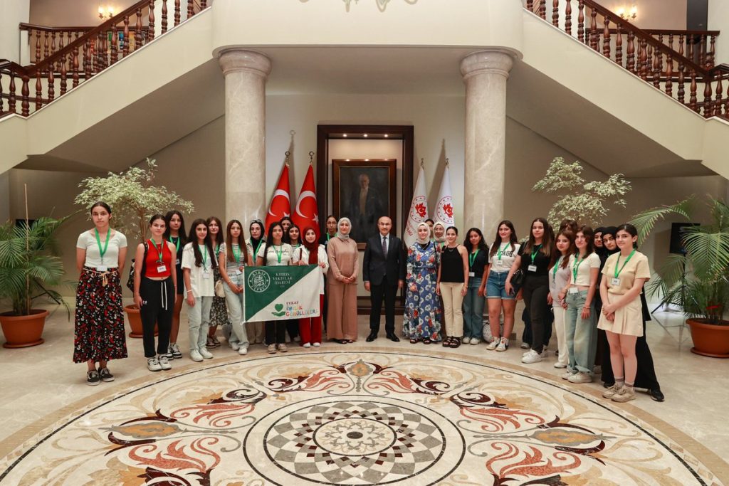 Vali Demirtaş, Kıbrıslı öğrencileri Valilikte ağırladı