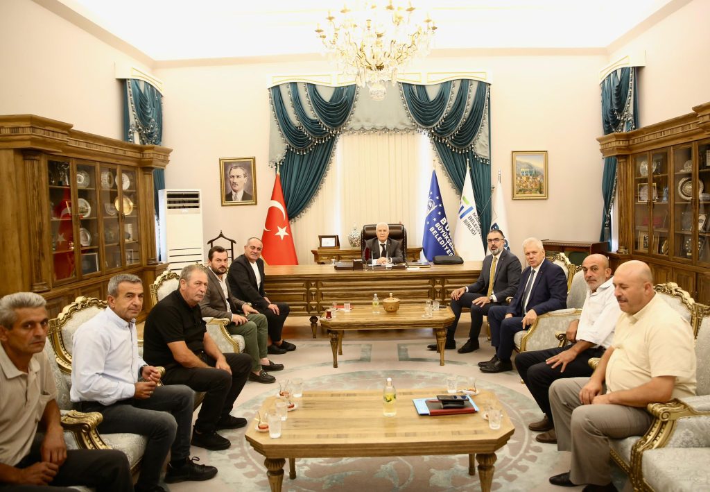 Başkan Bozbey, su sorunu yaşayan köylülerle bir arada