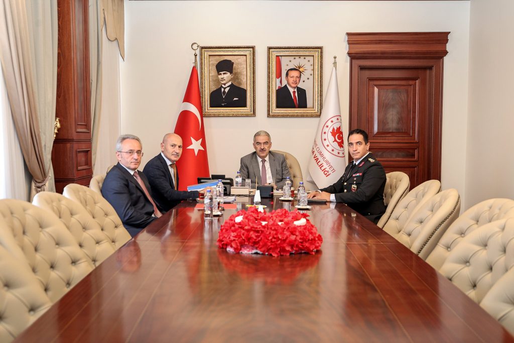 Vali Ayyıldız, yeni eğitim yılı için video konferans toplantısında