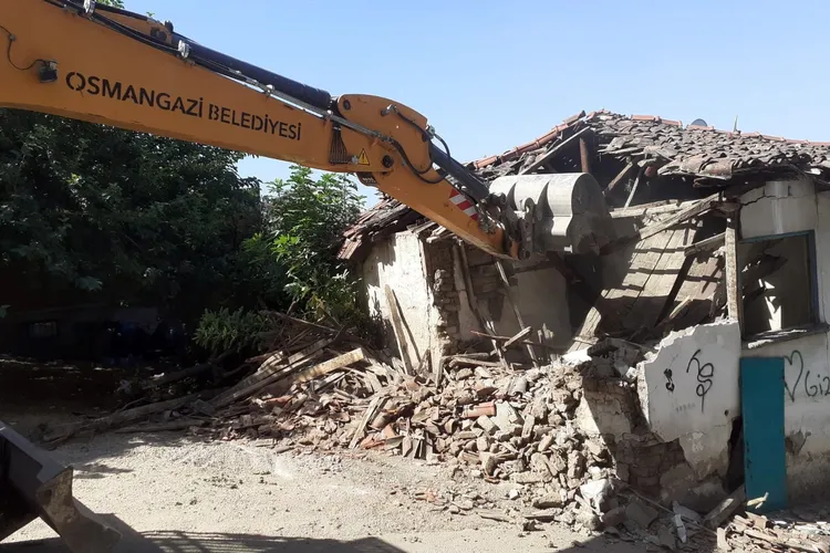Osmangazi’de tehlike arz eden metruk bina yıkıldı