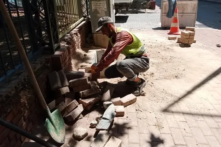 Gemlik Belediyesi’nin çevre düzenlemeleri sürüyor