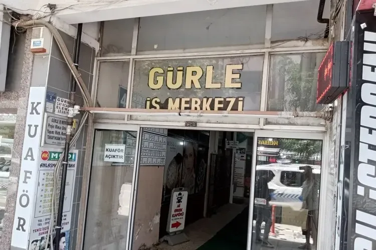 Gemlik’teki iş merkezi yıkılmayı bekliyor