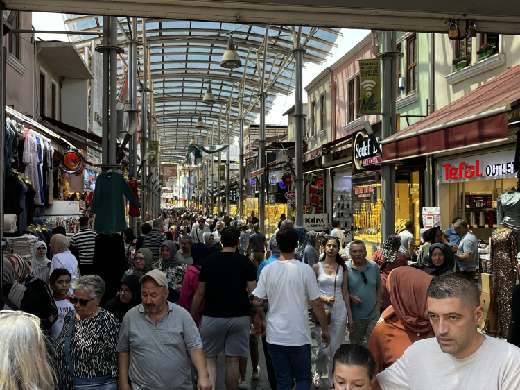 Kapalı Çarşısı kalabalığı ile göz doldurdu