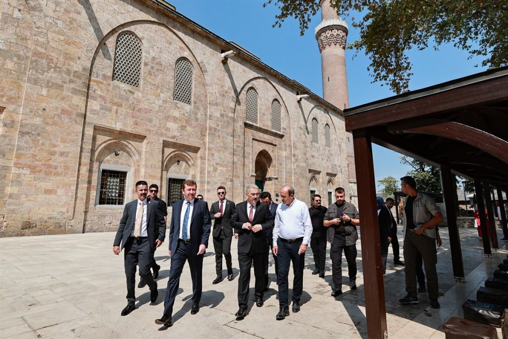 Vali Ayyıldız’dan Ulu Cami’ye ziyaret