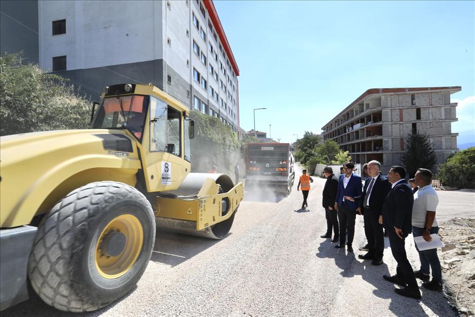 Fatih Mahallesi’nde yeni yollara sathi kaplama yapılıyor