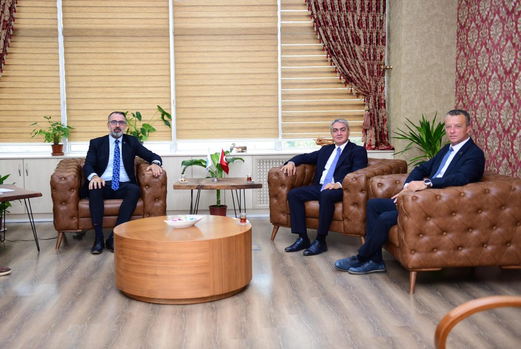 Başkan Erol, kitap cafe ve gençlik merkezini inceledi