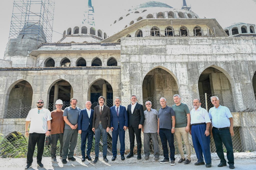 Vali Ayyıldız, Türkiye’nin en büyük 3. camisini ziyaret etti
