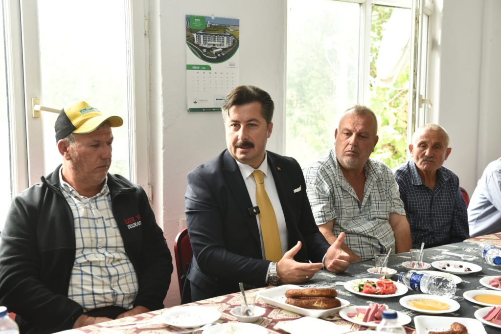 Başkan Özel, kırsal mahalleleri gezerek ihtiyaçları dinliyor