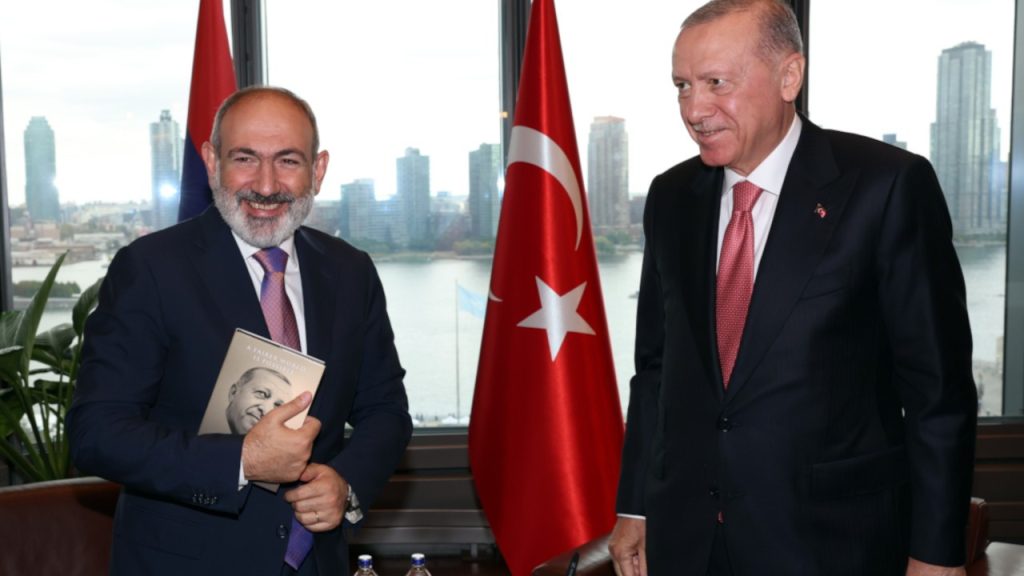 Erdoğan, Paşinyan’a kitabını hediye etti: Daha Adil Bir Dünya Mümkün