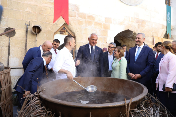 Başkan Ersoy ve Başkan Şahin, üzüm pekmezi yaptı