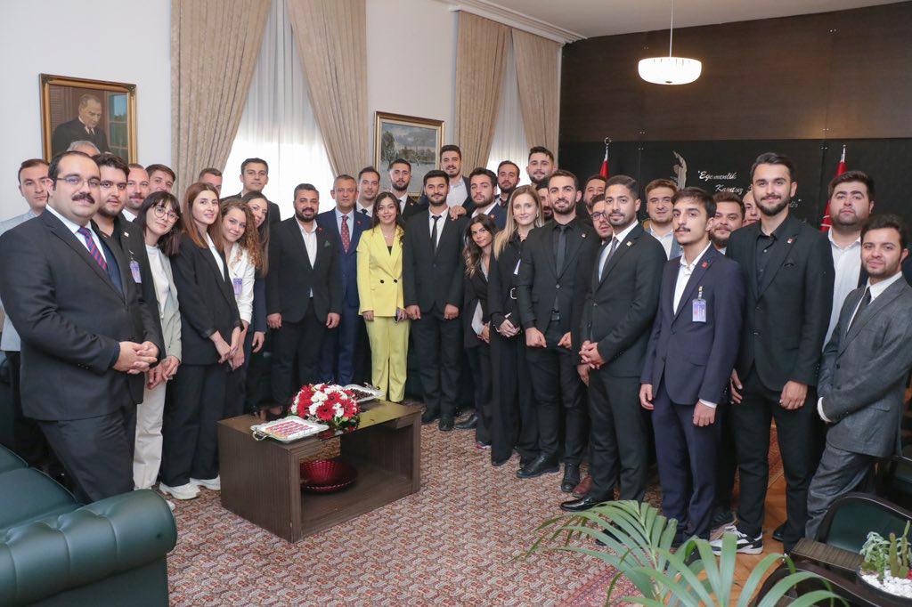 CHP Bursa Gençlik Kolları’ndan Başkan Özgür Özel’e ziyaret