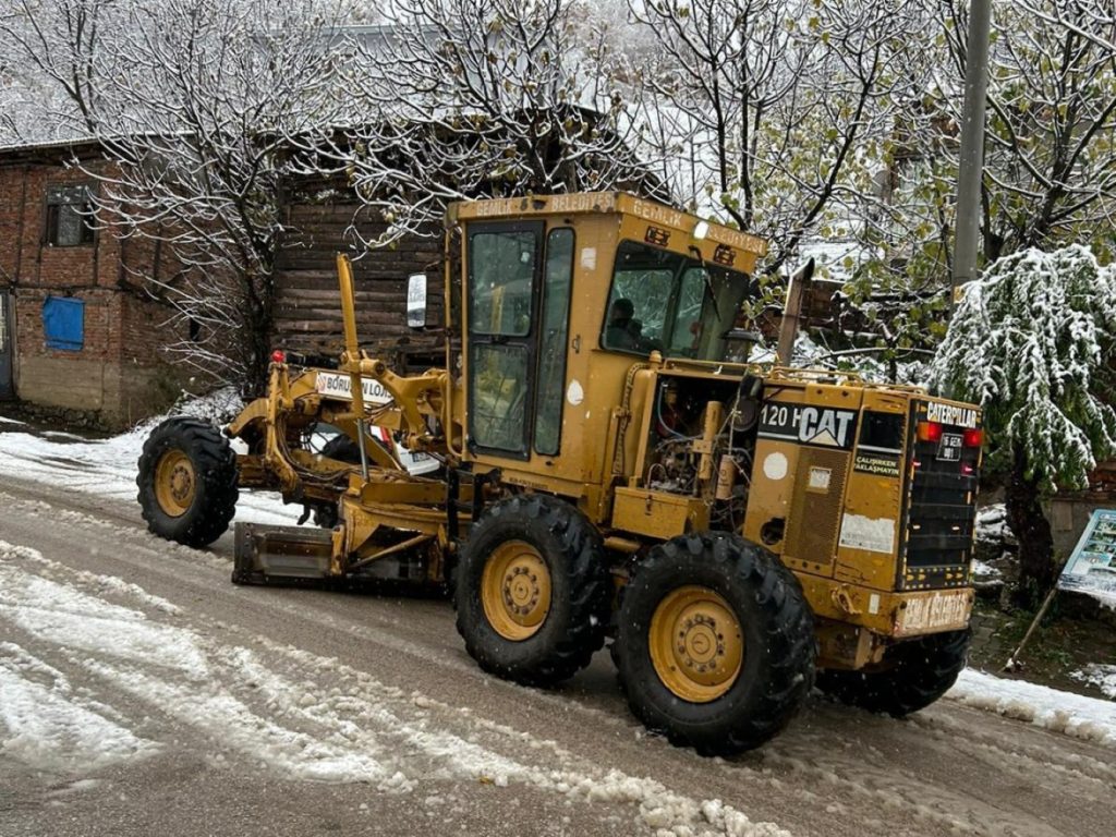 Gemlik’te köy yolları kara karşı tuzlandı