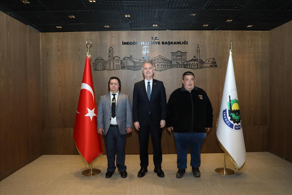 İnegöl Belediyesi’nin özel personelleri yüzleri güldürüyor