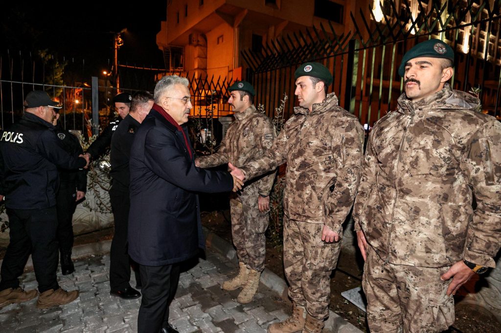 Vali Ayyıldız, Yılbaşı öncesi güvenlik birimlerini ziyaret etti