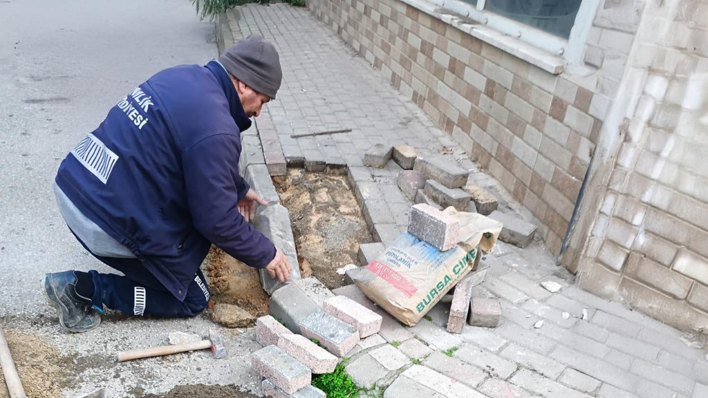 Gemlik Belediyesi’nden asfalt ve kaldırım atağı
