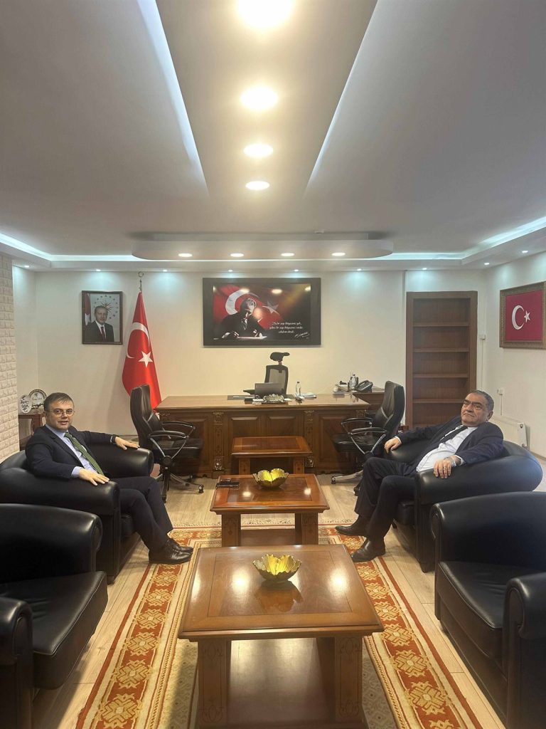 Mustafakemalpaşa Kaymakamı Okur’dan Kaymakam Öztürk’e ziyaret 