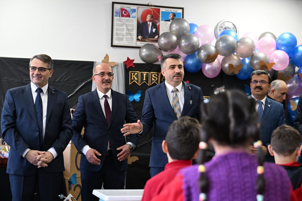 Başkan Yılmaz öğrencilerin karne heyecanına ortak oldu