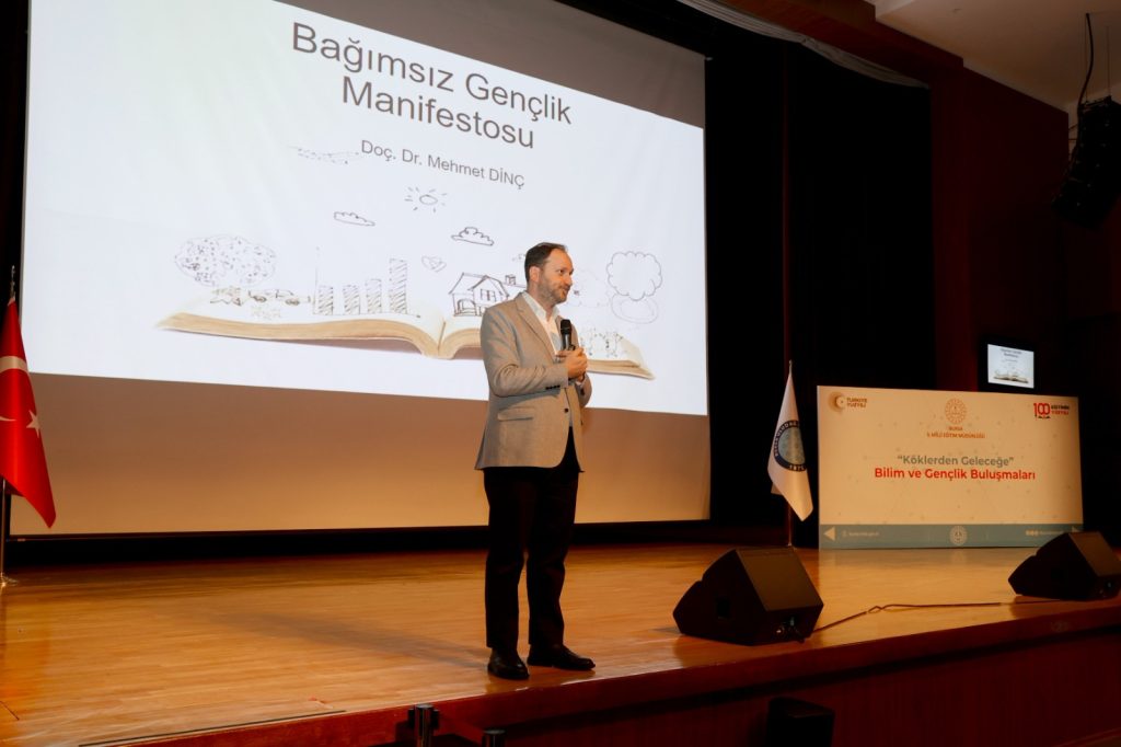 Yeşilay Başkanı Doç. Dr. Mehmet Dinç, “Bağımsız gençlik manifestosu”nu öğrencilerle paylaştı