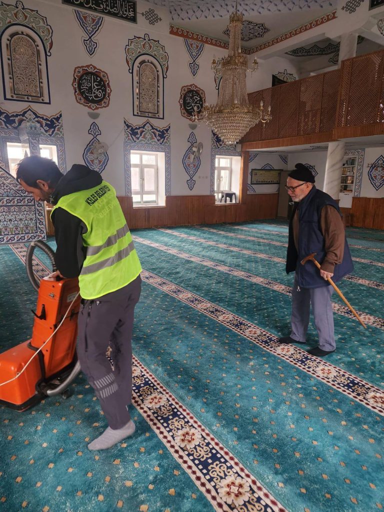 Keles’te ramazan öncesi camilerde temizlik seferberliği