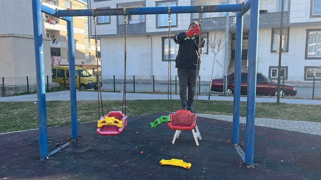 Yıldırım Belediyesi parkları yeniliyor