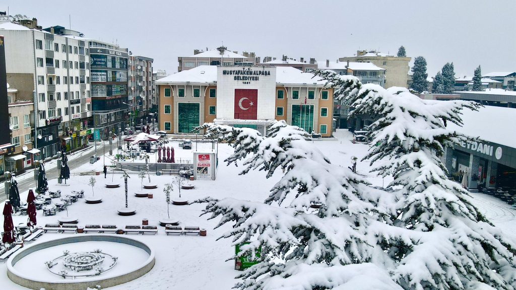 Kar yağışı Mustafakemalpaşa’da etkisini gösterdi