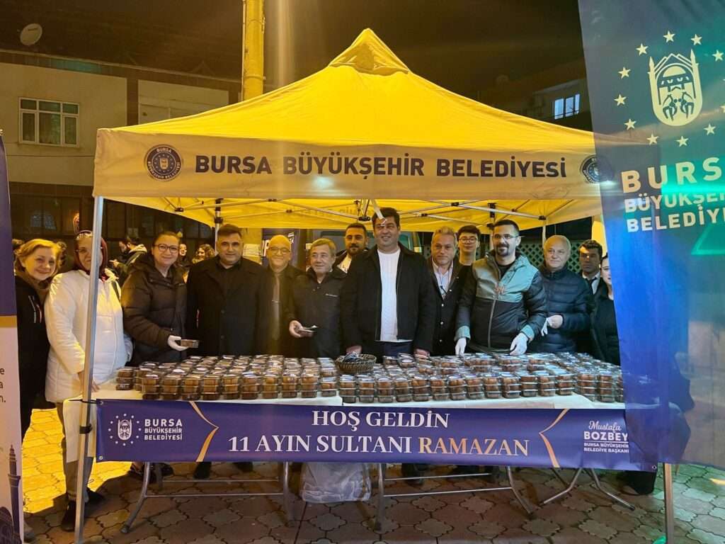 Mustafakemalpaşa’da vatandaşa tatlı ikramı