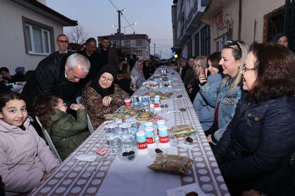 Başkan Şadi Özdemir Gökçe Mahallesi’nde iftara katıldı