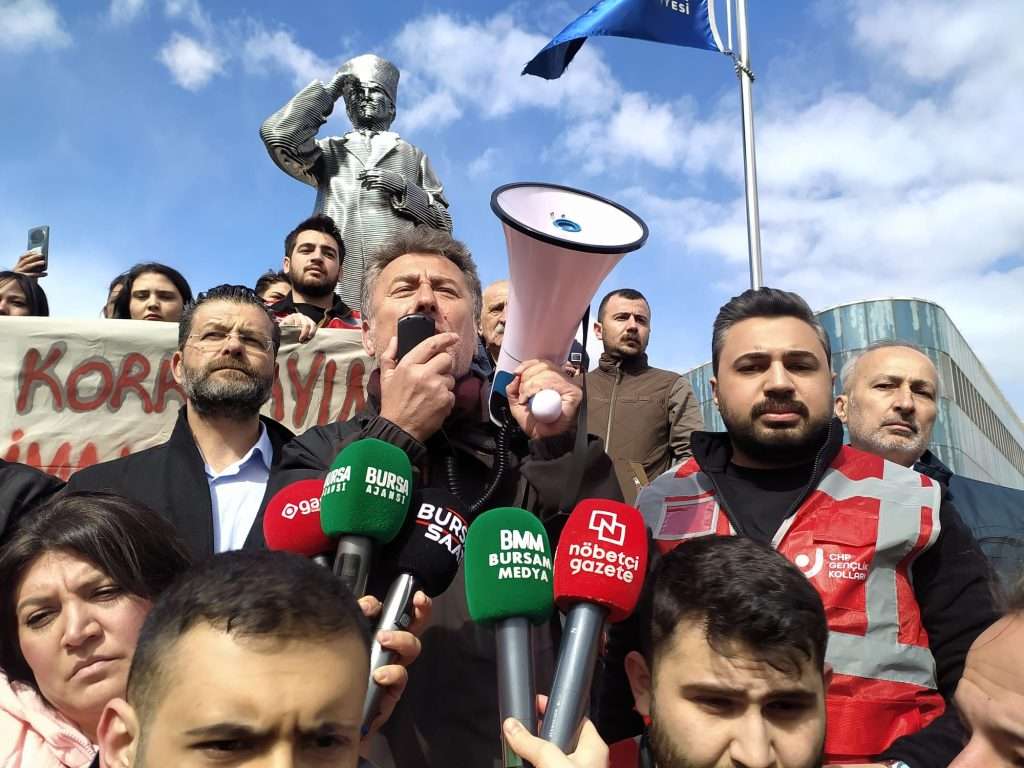 Orhan Sarıbal ve CHP Bursa Gençlik Kolları’ndan İmamoğlu tepkisi