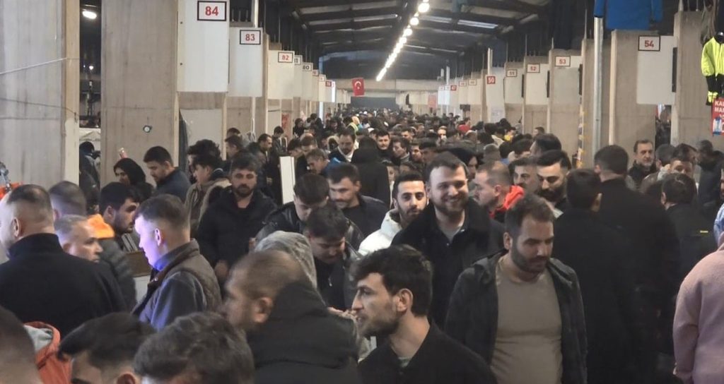 Bayram öncesi ikinci el kıyafet almak için akın ettiler