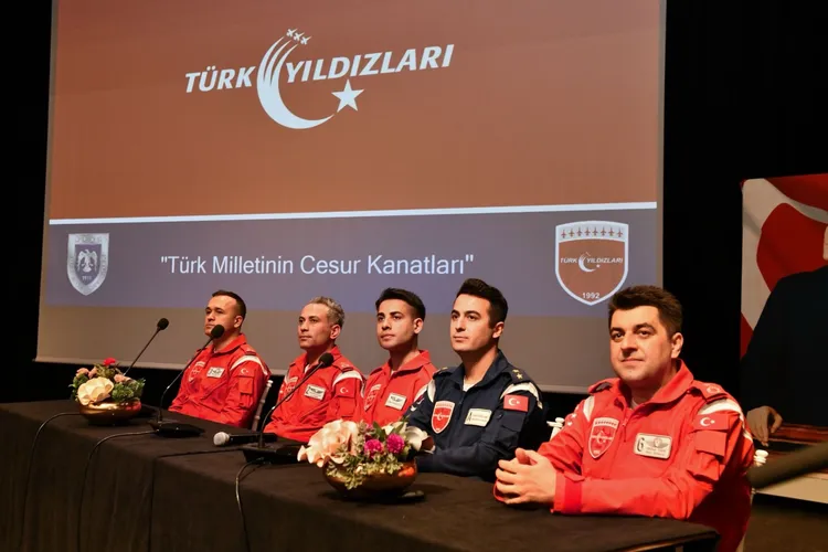 Türk Yıldızları pilotları Mustafakemalpaşa’da