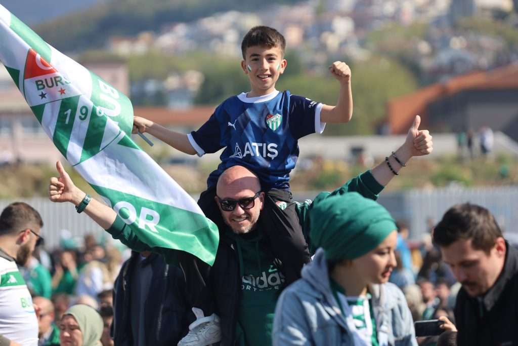 Bursalılar şampiyonluk coşkusunu Büyükşehir’le yaşadı