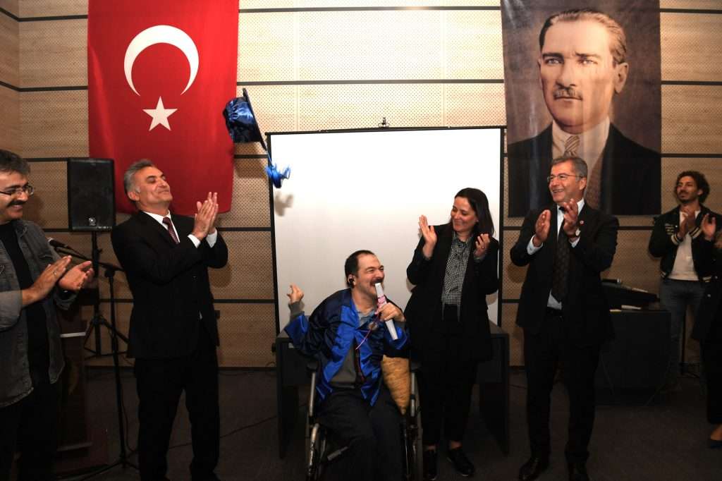 Okuma aşkı engel tanımadı