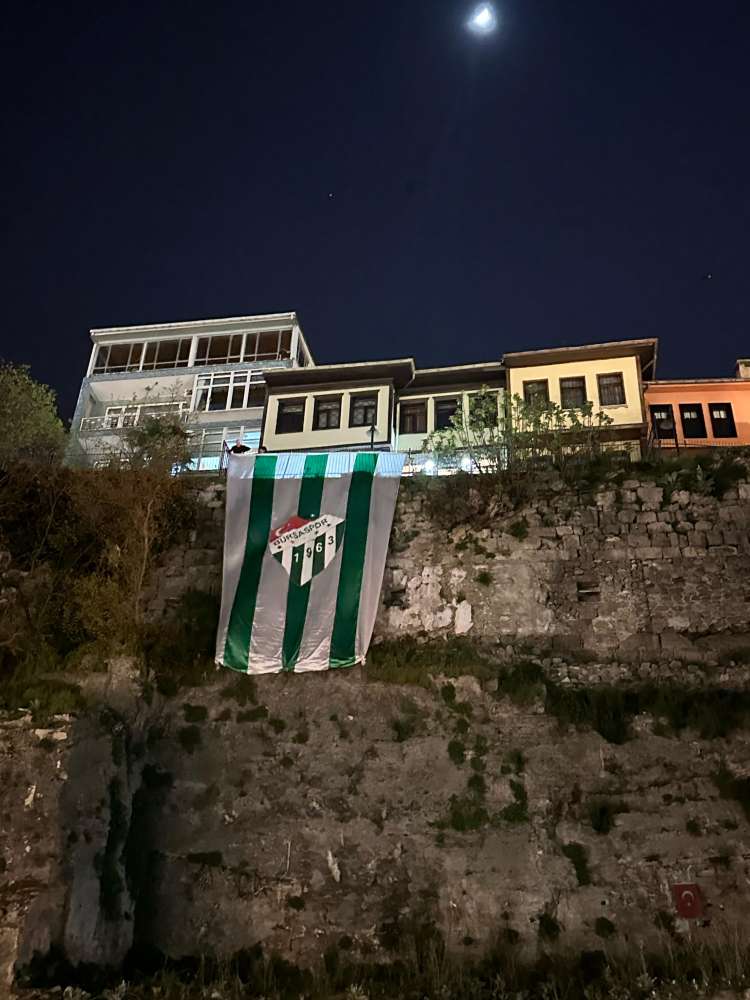 Bursaspor’un Bayrağı Bursa surlarında dalgalanıyor