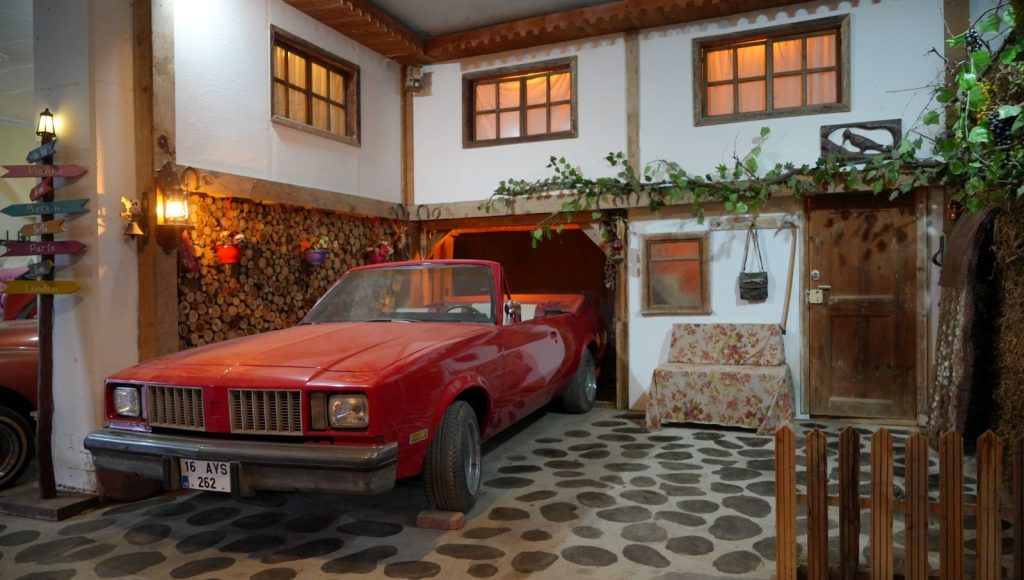 Bu evi görenler film platosu sanıyor: Hepsi aile yadigarı