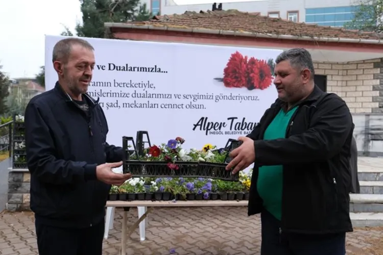 İnegöl’den mezarlıklarda çiçekli hediye