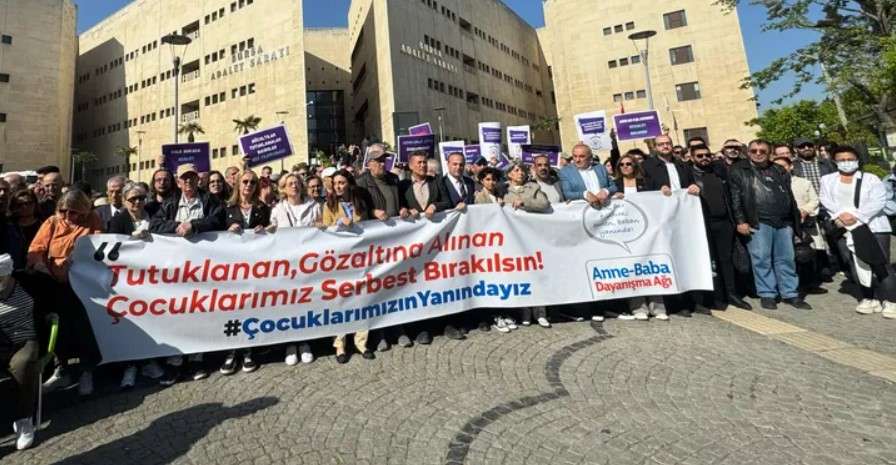 Gözaltına alınan gençlerin ilk duruşması öncesi adliye önünde açıklama