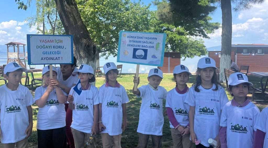 Minik Gönüllülerden İznik’te Sahil Temizliği