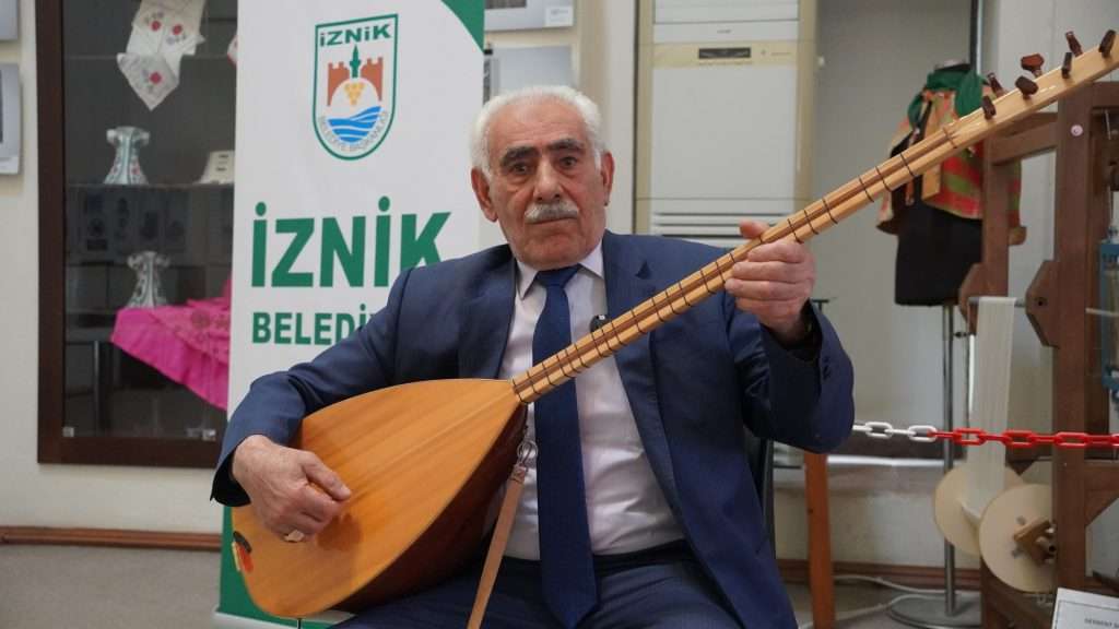 65 yıldır sazı ve kalemi elinde