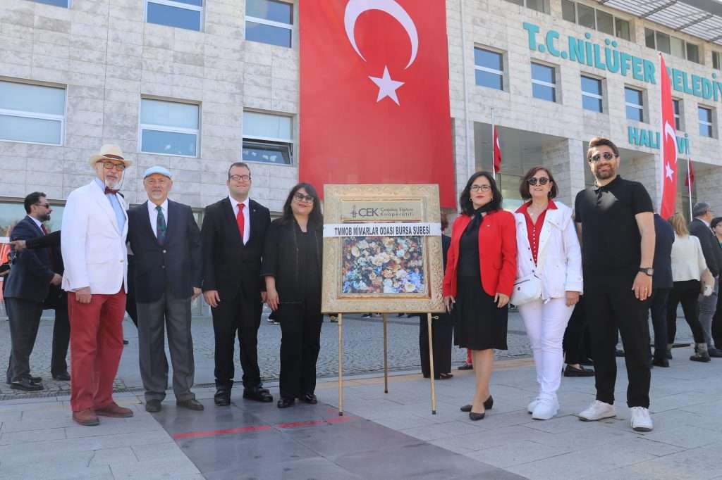 Mimarlar Odası Bursa Şubesi Atatürk Anıtı’na Çelenk Koydu