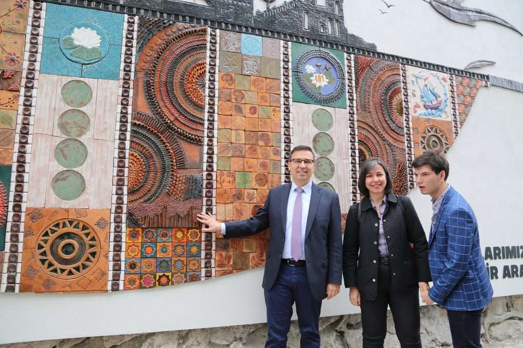 Özel gereksinimli bireylerden 770 parçalık seramik pano