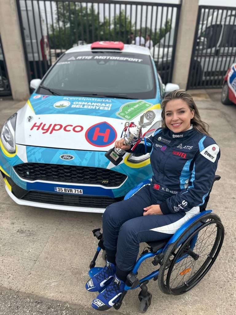 Engelli Ralli Pilotu Kübra Aracını Başarıdan Başarıya Sürüyor
