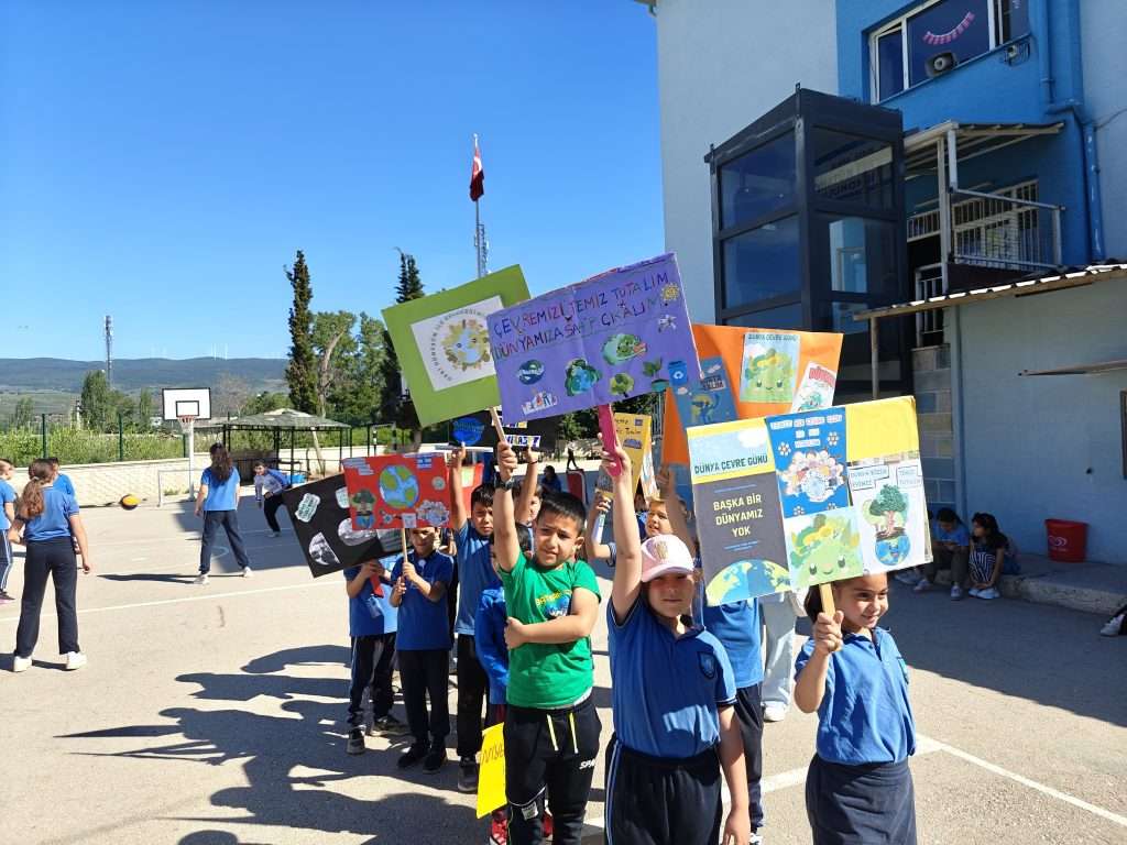 Gemlik Kent Konseyi Ve Ali Kütahya İlköğretim Okulun’dan Anlamlı Çevre Etkinliği