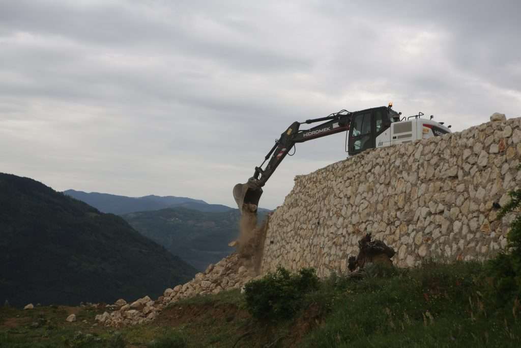Dağyenice’de 3 bin 800 metrekarelik kaçak duvar yıkıldı