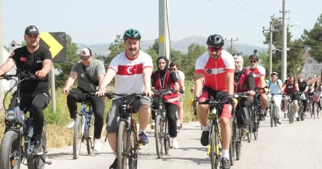 Bisiklet tutkunları Bursa Yenişehir’de doğa için pedalladı